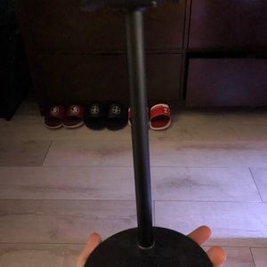 Wireless charging headset stand